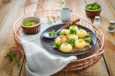 Zdjęcie - Kluski śląskie w sosie grzybowym z brokułami - Przepisy kulinarne ze zdjęciami