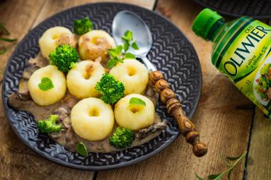 Zdjęcie - Kluski śląskie w sosie grzybowym z brokułami - Przepisy kulinarne ze zdjęciami