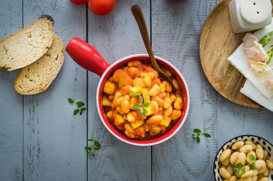 Zdjęcie - Potrawka z fasoli i kabaczka w pomidorach - Przepisy kulinarne ze zdjęciami