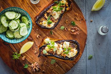 Zdjęcie - Grzanki z pieczonym bakłażanem, kozim serem i orzechami - Przepisy kulinarne ze zdjęciami