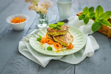 Zdjęcie - Placki z bobu z wiejskim twarożkiem i wstążkami z marchewki - Przepisy kulinarne ze zdjęciami