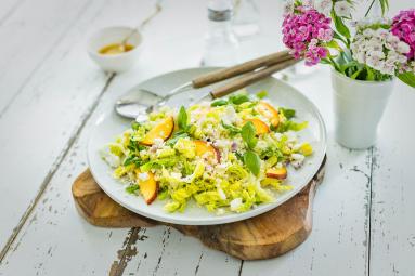 Zdjęcie - Sałatka z kuskusem, sałatą, brzoskwiniami i fetą - Przepisy kulinarne ze zdjęciami