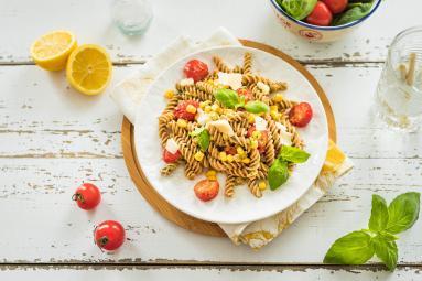 Zdjęcie - Razowy makaron z pomidorami, kukurydzą i domowym pesto - Przepisy kulinarne ze zdjęciami