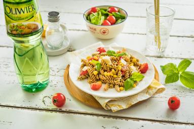Zdjęcie - Razowy makaron z pomidorami, kukurydzą i domowym pesto - Przepisy kulinarne ze zdjęciami