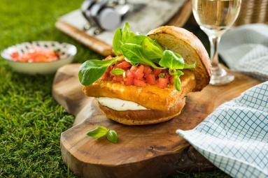Zdjęcie - Burgery z kotletem serowym z salsą pomidorową - Przepisy kulinarne ze zdjęciami