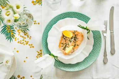 Zdjęcie - Łosoś w papilotach z cytryną i tymiankiem - Przepisy kulinarne ze zdjęciami