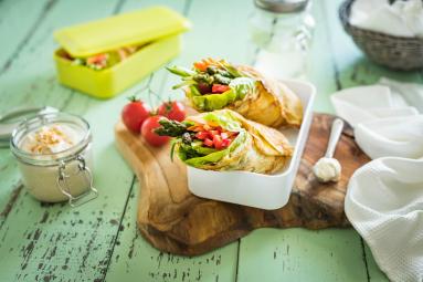 Zdjęcie - Wrapy naleśnikowe z warzywami i dipem orzechowym - Przepisy kulinarne ze zdjęciami