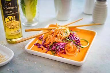 Zdjęcie - Surówka z ogórka, marchewki i czerwonej kapusty z dressingiem sezamowym - Przepisy kulinarne ze zdjęciami
