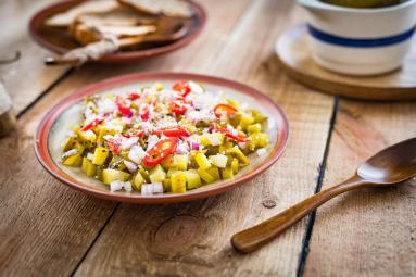Zdjęcie - Sałatka z kiszonych ogórków z cebulą, chili i sezamem - Przepisy kulinarne ze zdjęciami