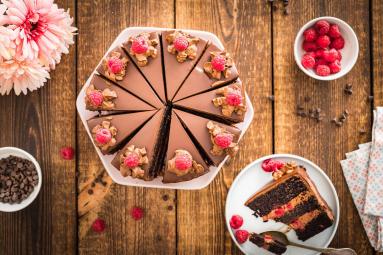 Zdjęcie - Tort czekoladowy z malinami - Przepisy kulinarne ze zdjęciami