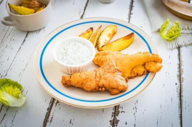 Zdjęcie - Ryba w cieście kukurydzianym z sosem koperkowym - Przepisy kulinarne ze zdjęciami