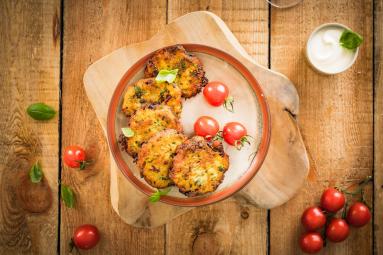 Zdjęcie - Placki ziemniaczane z ziołami i suszonymi pomidorami - Przepisy kulinarne ze zdjęciami
