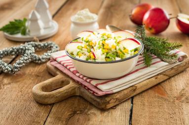 Zdjęcie - Sałatka ryżowa z selerem naciowym, kukurydzą i jabłkiem - Przepisy kulinarne ze zdjęciami