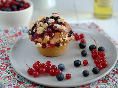 Zdjęcie - Drożdżowe babeczki z jagodami, porzeczkami i kruszonką - Przepisy kulinarne ze zdjęciami