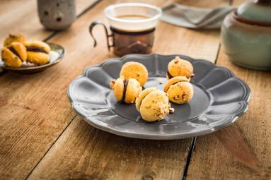Zdjęcie - Biszkoptowe ciasteczka z orzechami i kremem czekoladowym - Przepisy kulinarne ze zdjęciami
