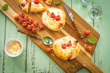 Zdjęcie - Mini pizze z jajkiem i bekonem - Przepisy kulinarne ze zdjęciami