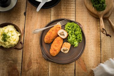 Zdjęcie - Kotlety mielone z indyka nadziewane pieczarkami i serem - Przepisy kulinarne ze zdjęciami
