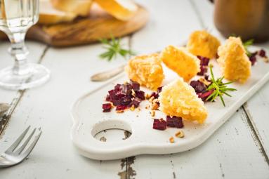 Zdjęcie - Smażony ser z karmelizowanym burakiem - Przepisy kulinarne ze zdjęciami