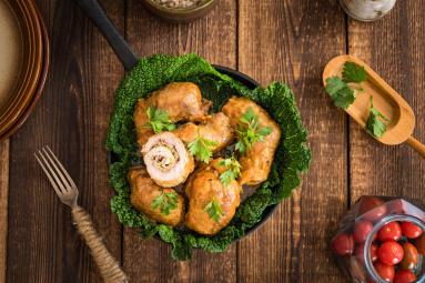 Zdjęcie - Zrazy wieprzowe z kapustą włoską - Przepisy kulinarne ze zdjęciami