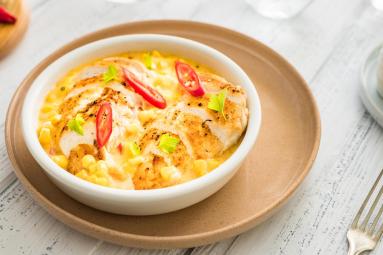 Zdjęcie - Kurczak w sosie serowym z kukurydzą i chili - Przepisy kulinarne ze zdjęciami