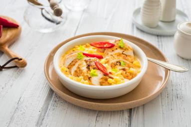 Zdjęcie - Kurczak w sosie serowym z kukurydzą i chili - Przepisy kulinarne ze zdjęciami