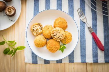 Zdjęcie - Kuleczki ryżowe z grzybami i serem (sycylijskie arancini) - Przepisy kulinarne ze zdjęciami