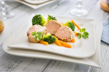 Zdjęcie - Polędwiczka w sezamie z brokułem i marchewką - Przepisy kulinarne ze zdjęciami
