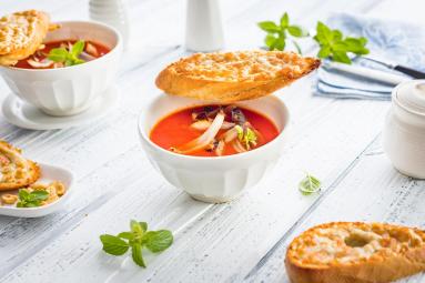 Zdjęcie - Zupa pomidorowa z pieczoną cebulą i serową grzanką - Przepisy kulinarne ze zdjęciami