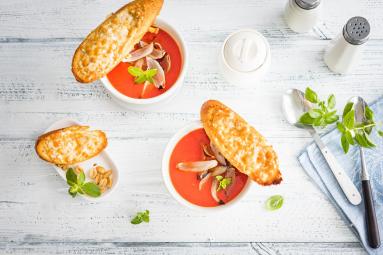 Zdjęcie - Zupa pomidorowa z pieczoną cebulą i serową grzanką - Przepisy kulinarne ze zdjęciami