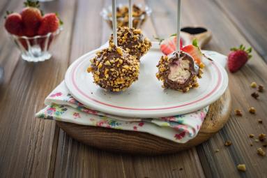 Zdjęcie - Truskawkowe sernikowe cake pops - Przepisy kulinarne ze zdjęciami