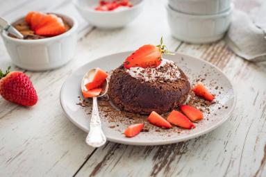 Zdjęcie - Ciastko lava cake z mascarpone z truskawkami - Przepisy kulinarne ze zdjęciami