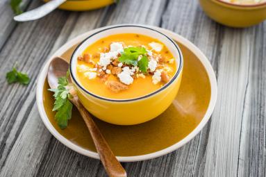 Zdjęcie - Chłodnik marchewkowy z grzankami i fetą - Przepisy kulinarne ze zdjęciami