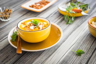Zdjęcie - Chłodnik marchewkowy z grzankami i fetą - Przepisy kulinarne ze zdjęciami