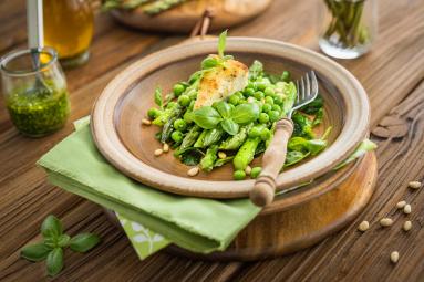 Zdjęcie - Sałatka ze szparagów z groszkiem i pieczoną ricottą - Przepisy kulinarne ze zdjęciami