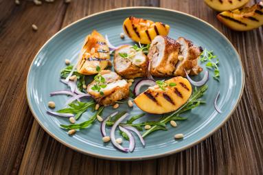 Zdjęcie - Grillowany kurczak z brzoskwiniami - Przepisy kulinarne ze zdjęciami