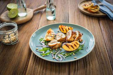 Zdjęcie - Grillowany kurczak z brzoskwiniami - Przepisy kulinarne ze zdjęciami