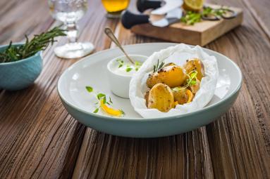 Zdjęcie - Młode ziemniaki pieczone w papilotach z dipem czosnkowym - Przepisy kulinarne ze zdjęciami