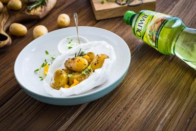 Zdjęcie - Młode ziemniaki pieczone w papilotach z dipem czosnkowym - Przepisy kulinarne ze zdjęciami