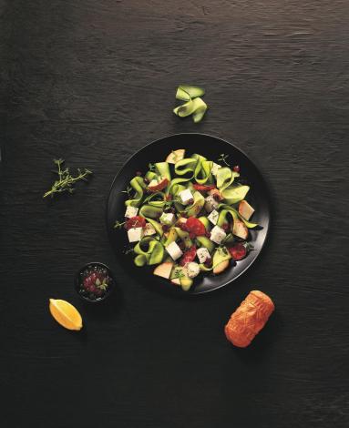 Zdjęcie - Trzy sery - sałatka z ogórkiem i chorizo - Przepisy kulinarne ze zdjęciami