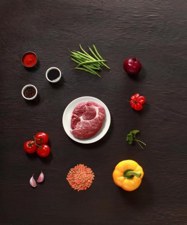 Zdjęcie - Gulasz wieprzowy z soczewicą - Przepisy kulinarne ze zdjęciami