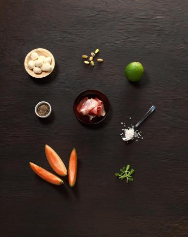 Zdjęcie - Melon z szynką i mozzarellą - Przepisy kulinarne ze zdjęciami