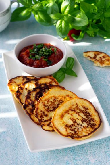 Zdjęcie - Placuszki z ricotty z pikantnym sosem pomidorowym - Przepisy kulinarne ze zdjęciami