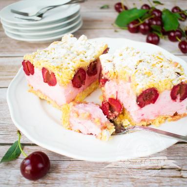 Zdjęcie - Kruche ciasto z pianką wiśniową - Przepisy kulinarne ze zdjęciami