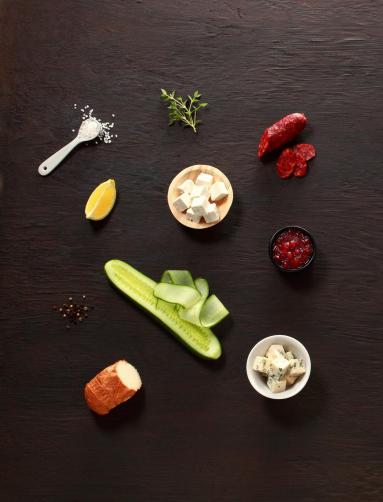 Zdjęcie - Trzy sery - sałatka z ogórkiem i chorizo - Przepisy kulinarne ze zdjęciami
