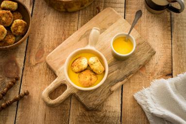 Zdjęcie - Kotleciki z kalafiora i kaszy w sosie curry - Przepisy kulinarne ze zdjęciami