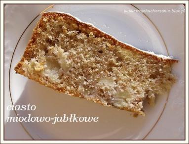 Zdjęcie - Ciasto miodowe z jabłkami i orzechami  - Przepisy kulinarne ze zdjęciami