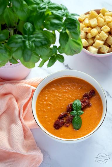 Zdjęcie - Zupa krem z pieczonych pomidorów z suszonymi pomidorami - Przepisy kulinarne ze zdjęciami