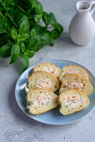 Zdjęcie - Bagietka nadziewana serkiem kanapkowym i łososiem - Przepisy kulinarne ze zdjęciami