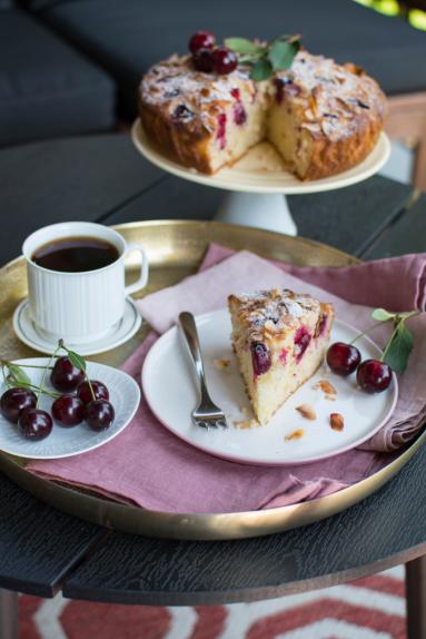 Zdjęcie - Proste i pyszne ciasto z wiśniami - Przepisy kulinarne ze zdjęciami