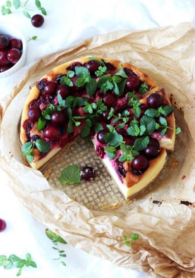 Zdjęcie - Sernik z wiśniami – NA SŁODKO ZE SWEET DECOR Sernik z wiśniami - Przepisy kulinarne ze zdjęciami